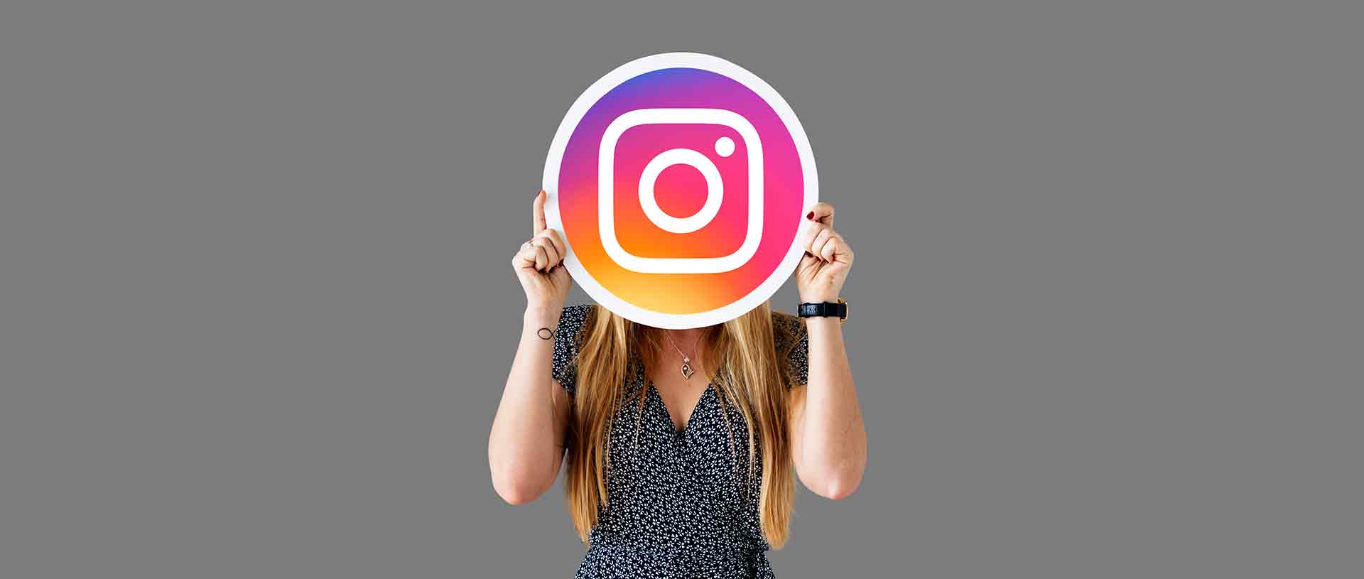 mujer-mostrando-icono-instagram01